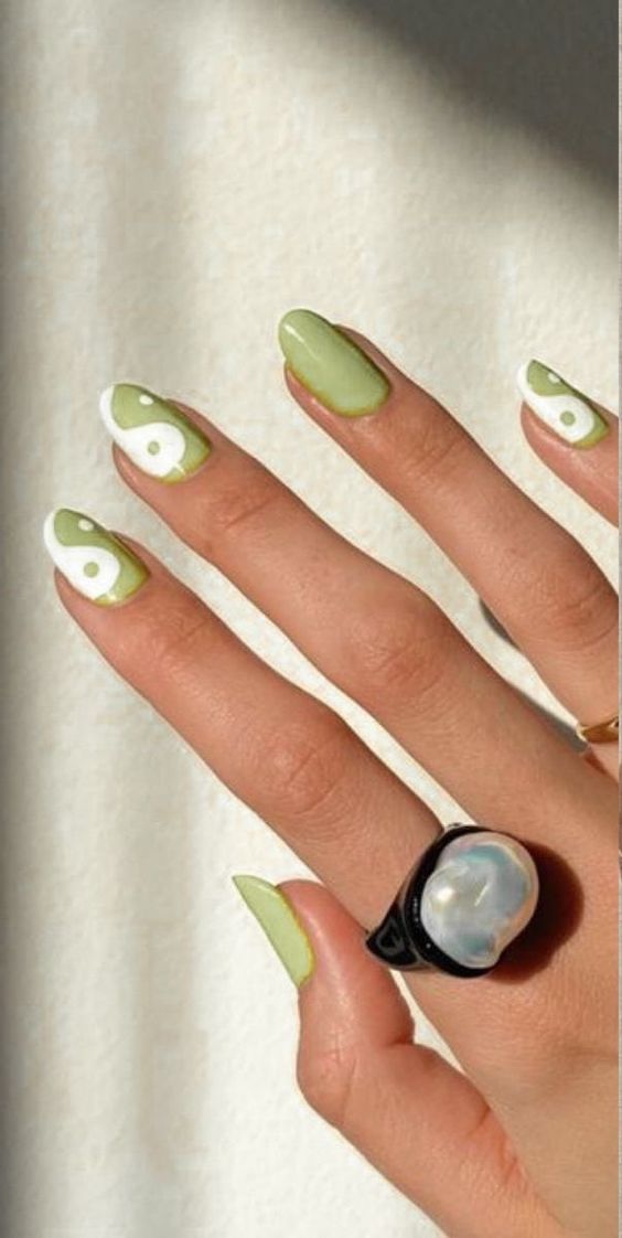 Ying Yang Green 90s Nail Art