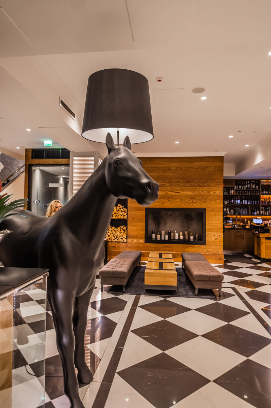 Hotel Lilla Roberts Lobby Horse