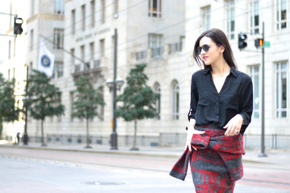sweatshirt around waist