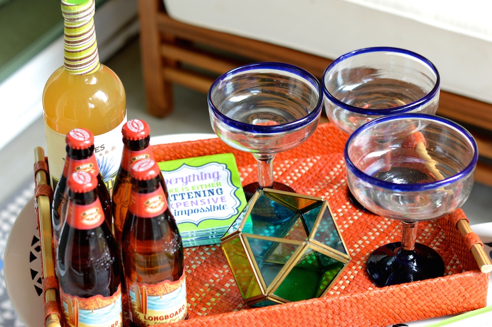 how to decorate an outdoor patio tray