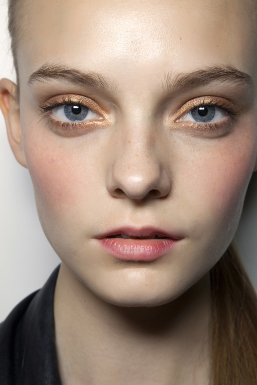 gold eyeliner