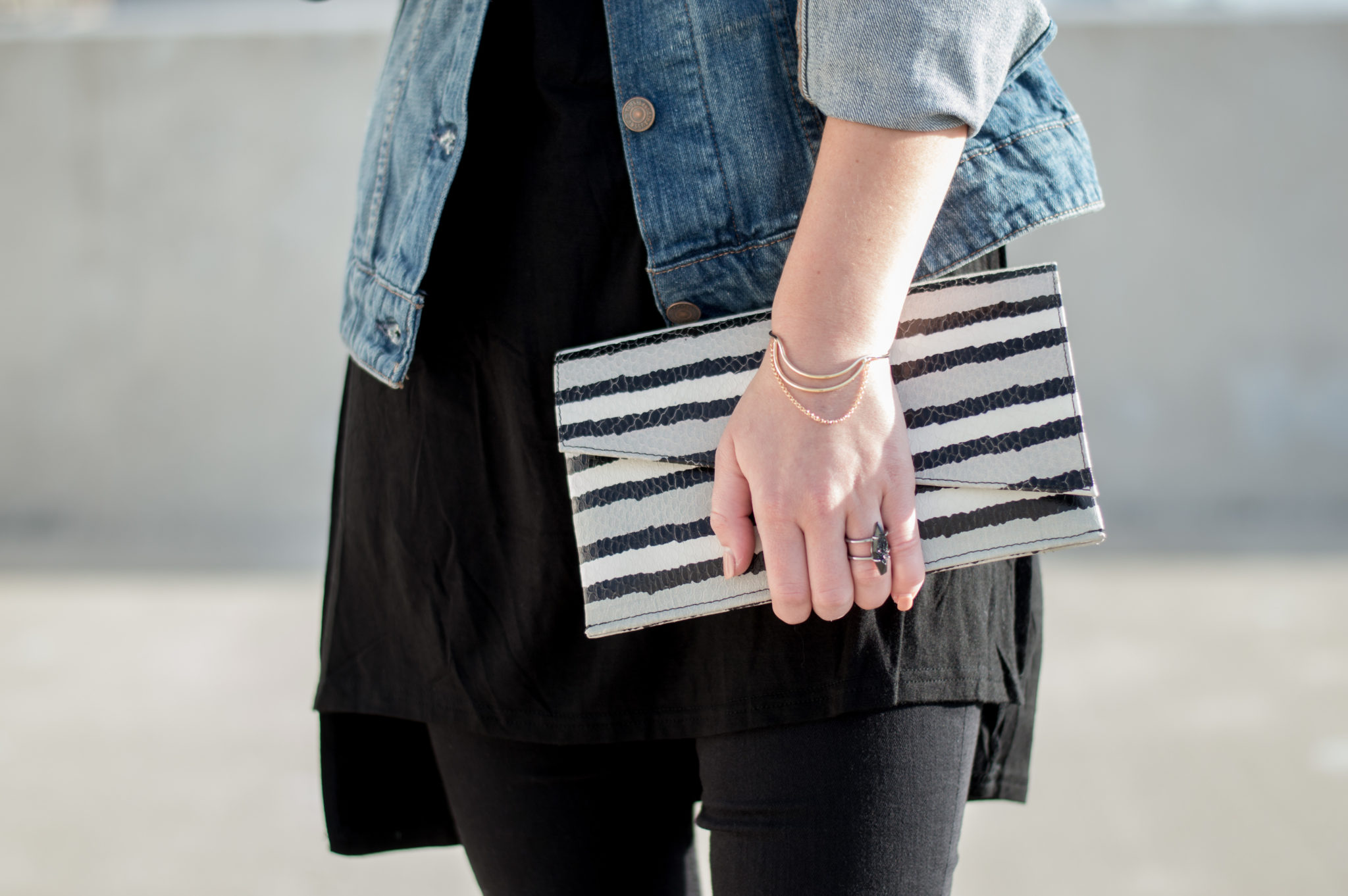 August LA Clutch black and white