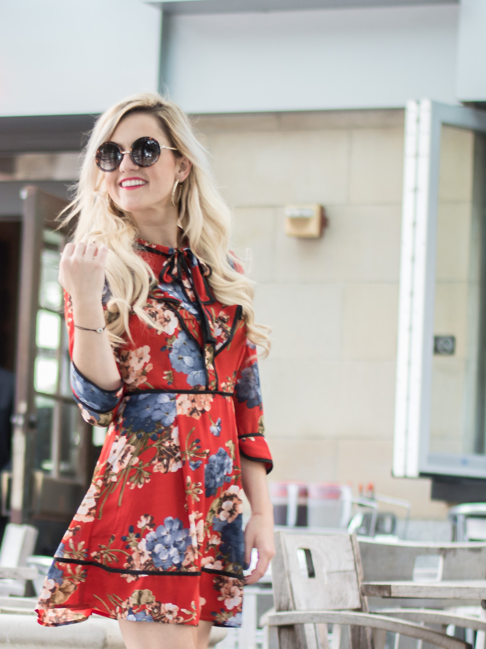 blonde-blowout-red-lipstick