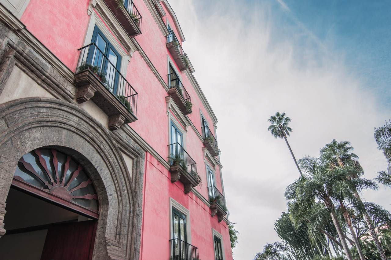 sorrento-travel-guide-pink-building
