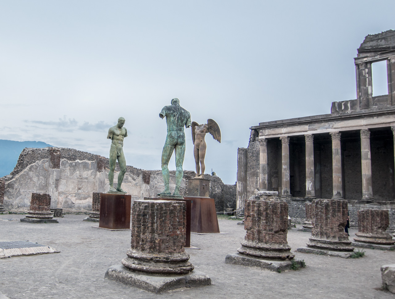 pompeii-ruins-sculpture-italy