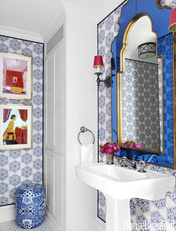 blue-wallpaper-bathroom