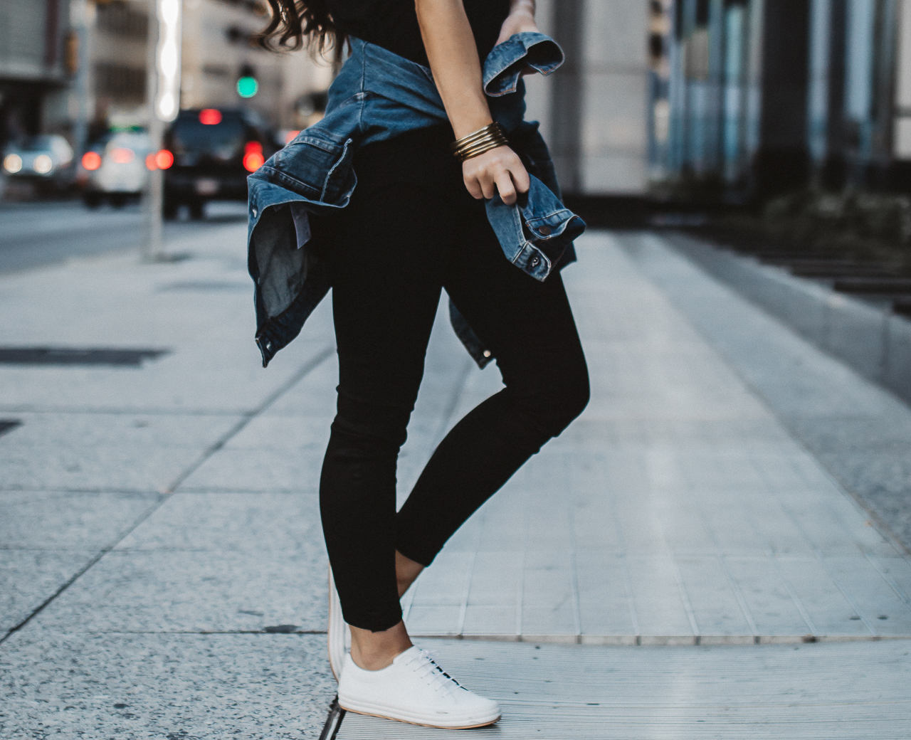 black jeans with white sneakers