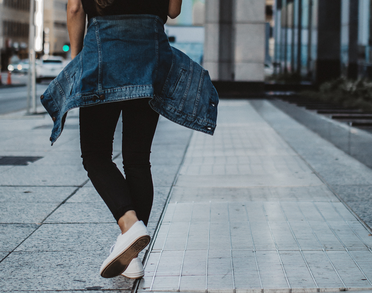 how to wear white sneakers
