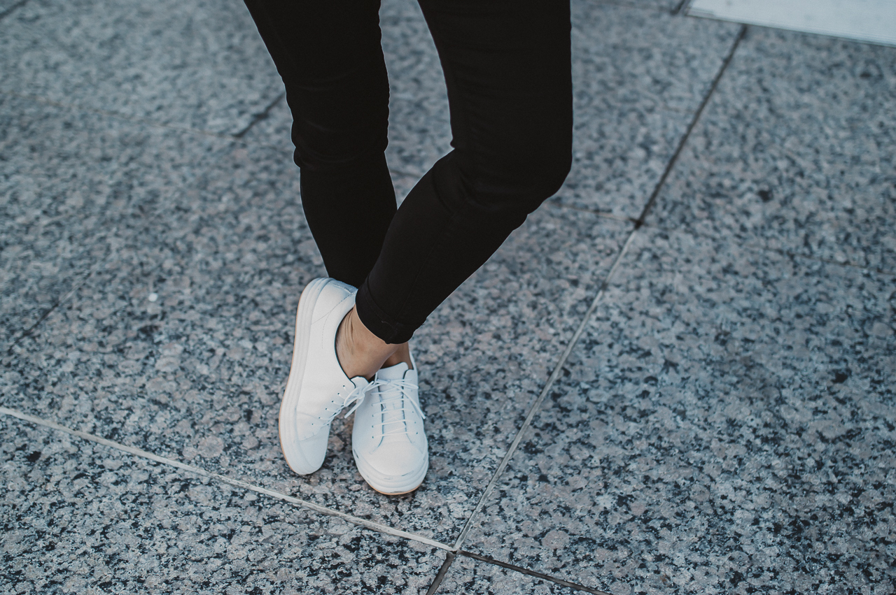 White Sneakers: How To Style White Sneakers This Fall